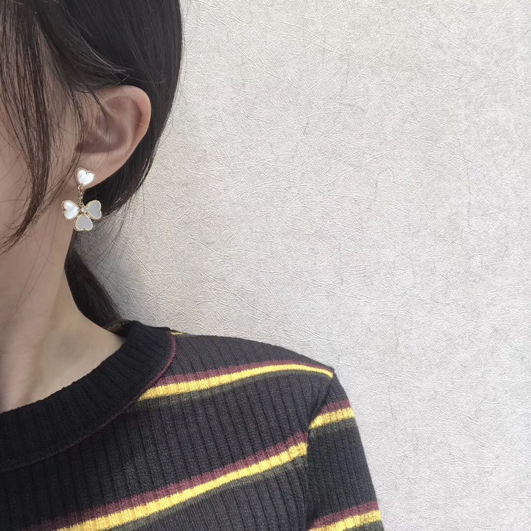 ¡®Loco¡¯CLOVER SWEET WHITE MOP EARRINGS