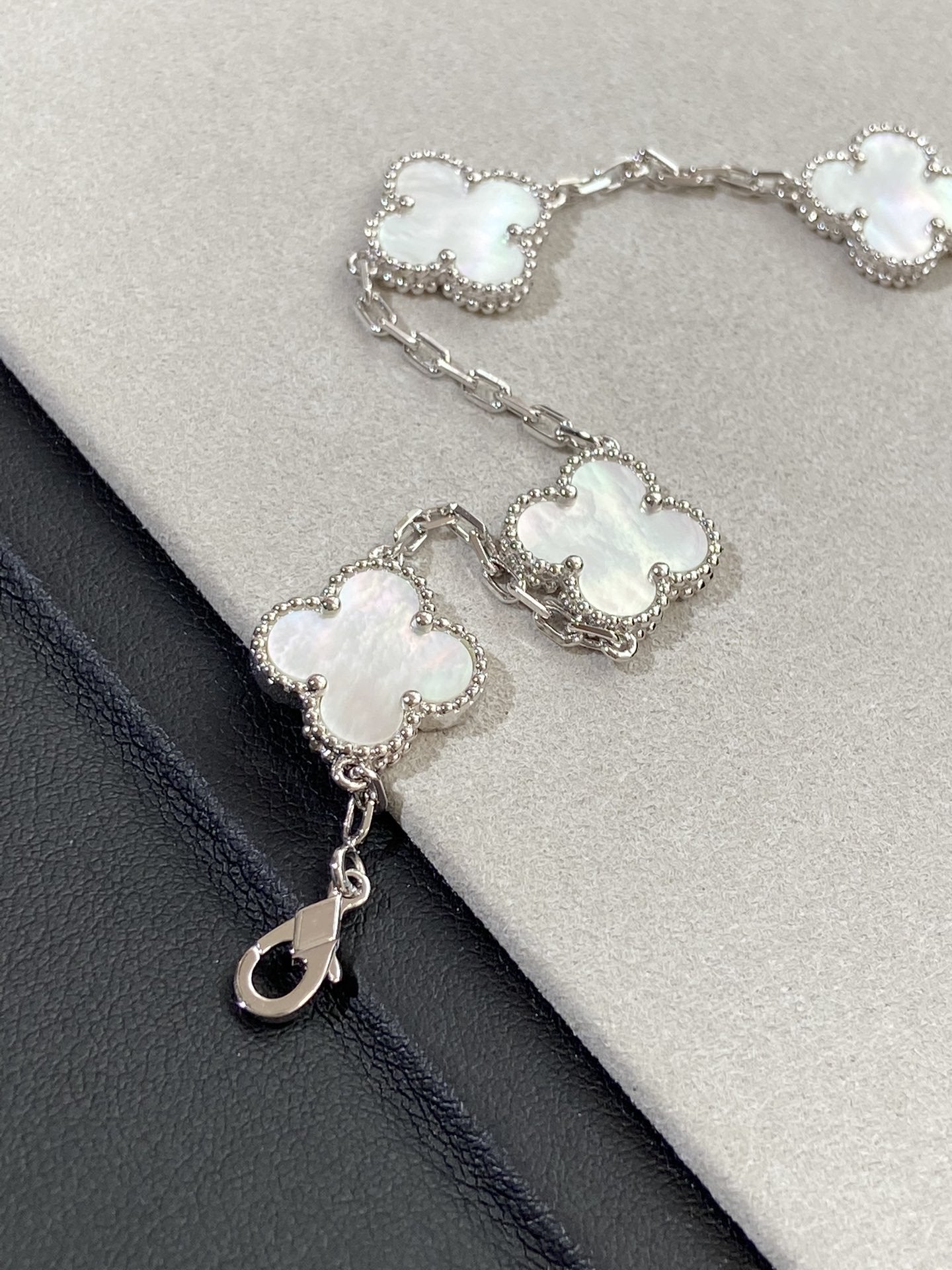 [Loco]New CLOVER WHITE PEARL MOP 5 MOTIF BRACELET COLLECTION