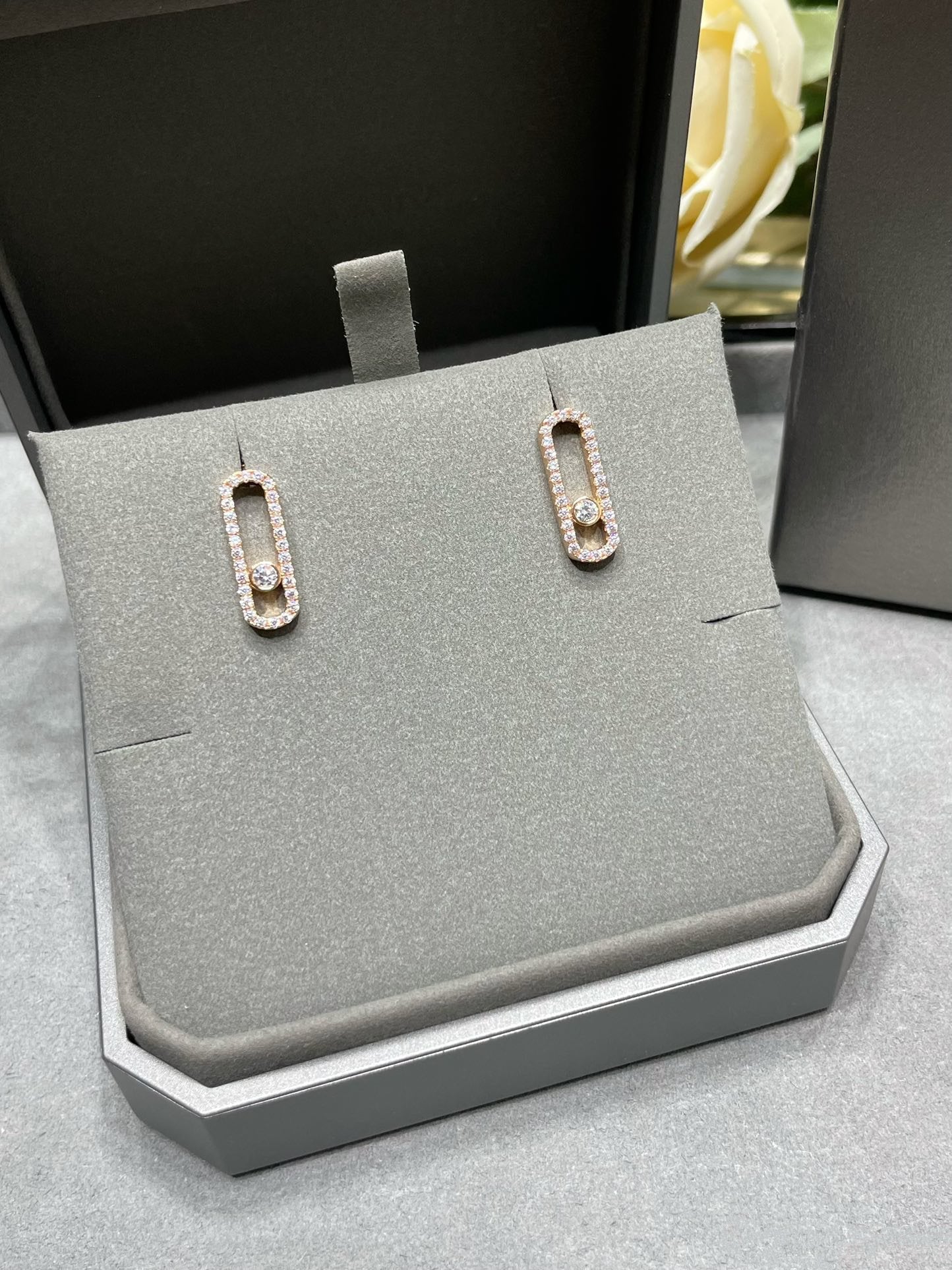 [Loco ]MOVE UNO STUD DIAMOND PAVED EARRINGS