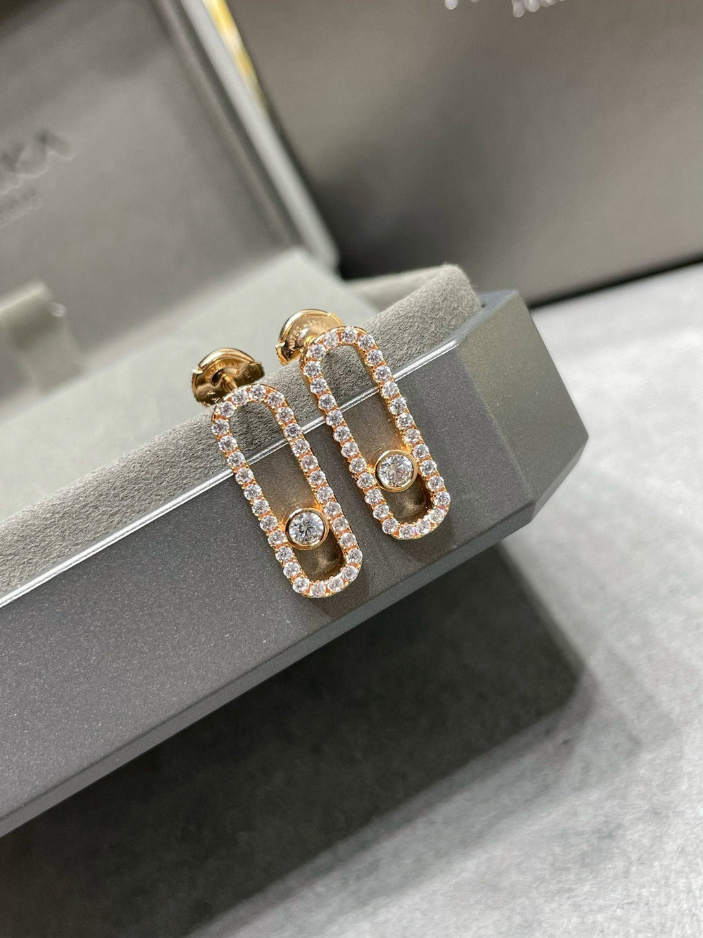 [Loco ]MOVE UNO STUD DIAMOND PAVED EARRINGS