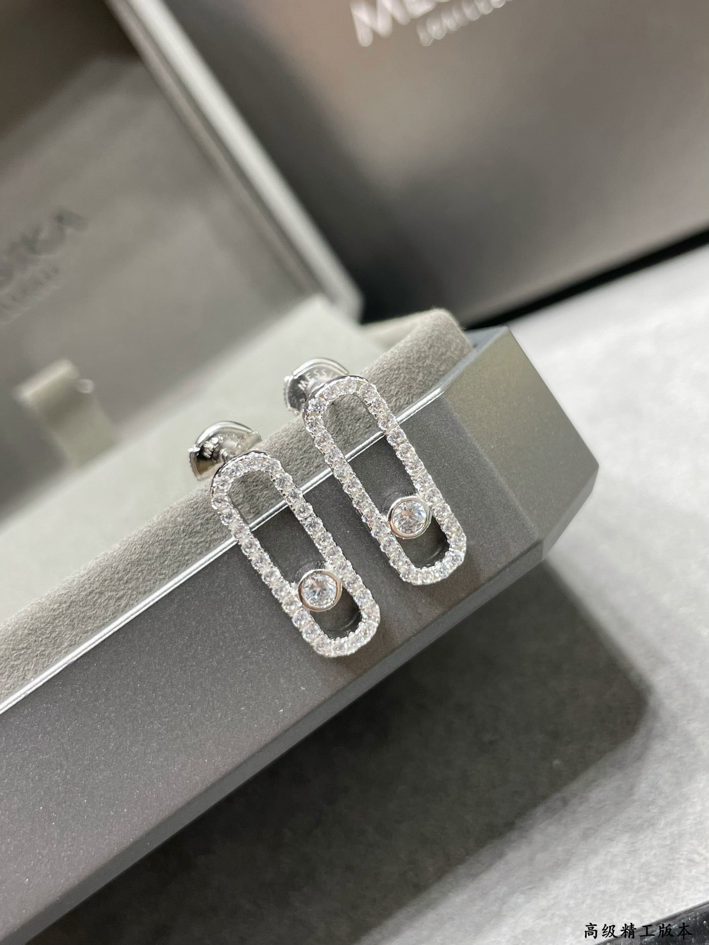 [Loco ]MOVE UNO STUD DIAMOND PAVED EARRINGS