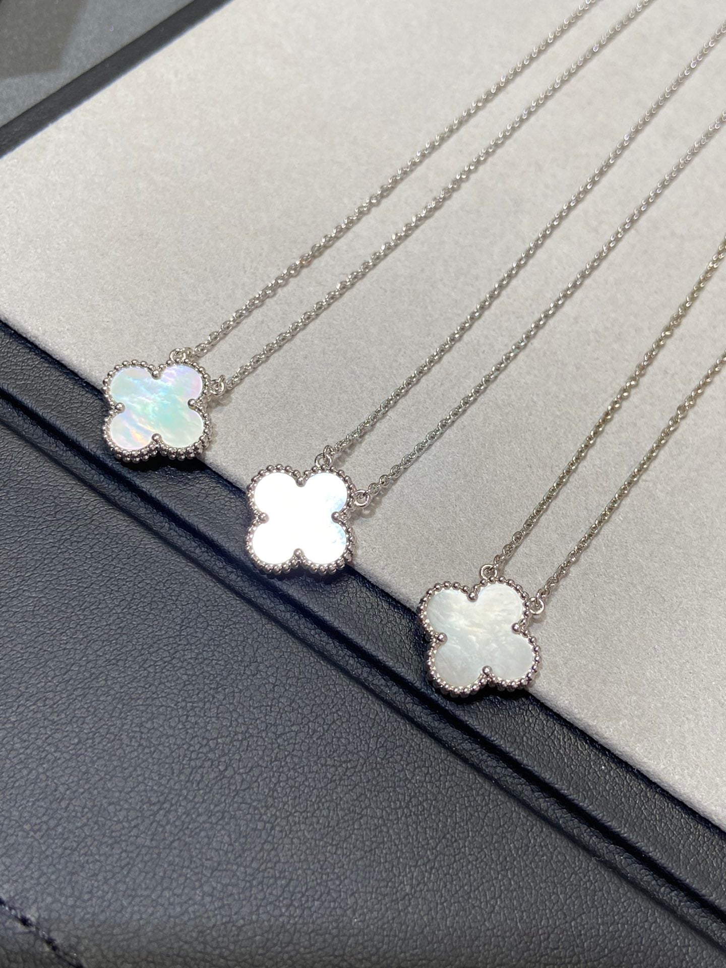 ¡®Loco¡¯CLOVER MEDIUM SILVER WHITE MOP NECKLACE