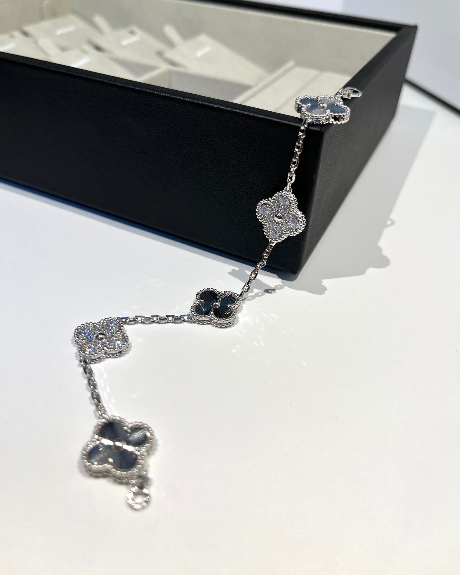 [Loco]New  CLOVER 5 MOTIF LASER BRACELET COLLECTION