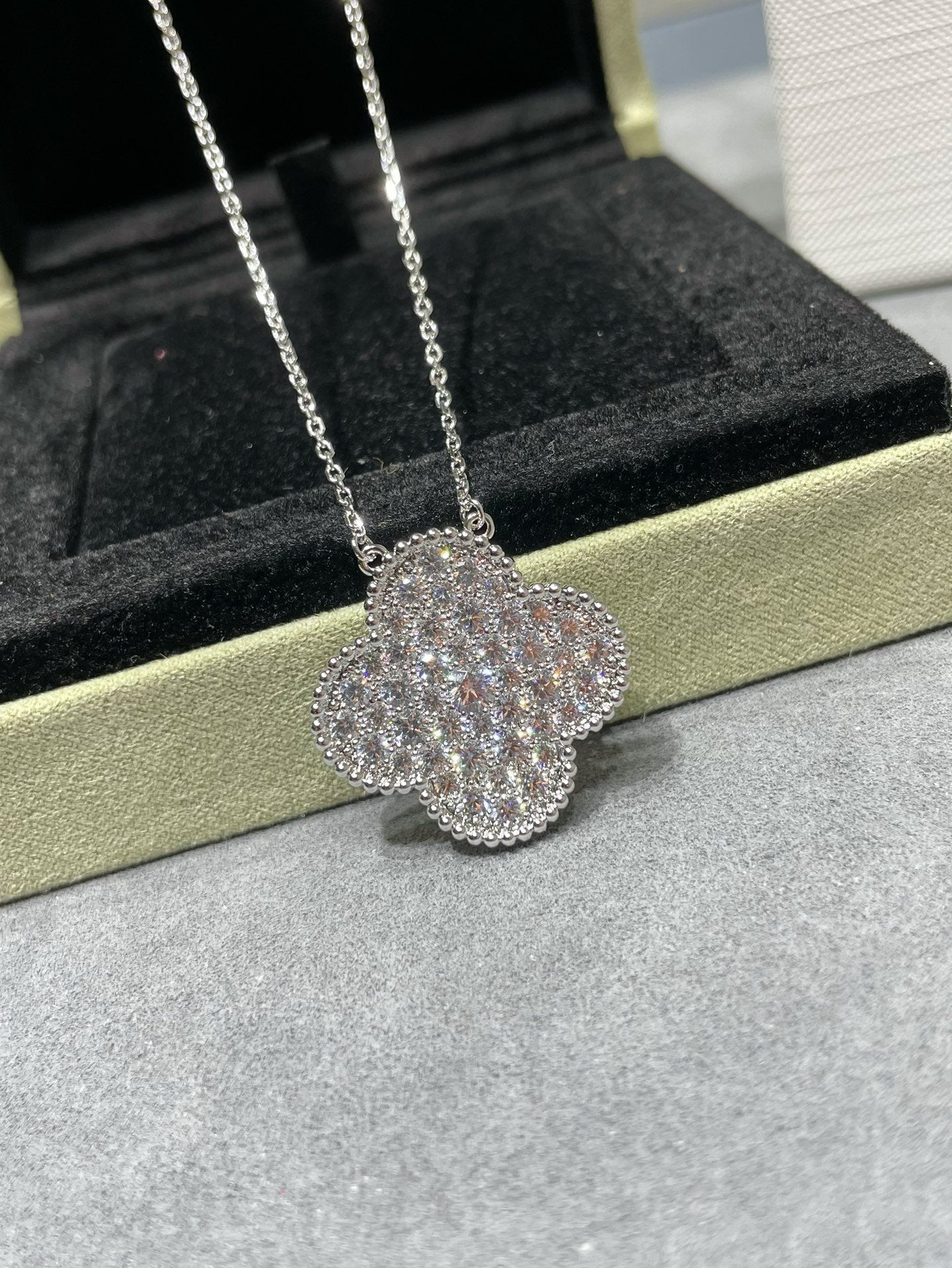 ¡®Loco¡¯CLOVER 25MM LARGE PENDANT DIAMOND PAVED SILVER NECKLACE