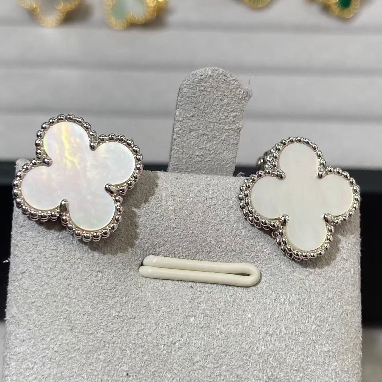 [Loco] CLOVER LARGE (20mm) 1 MOTIFS WHITE MOP STUD EARRINGS