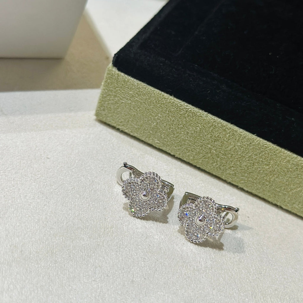 Loco CLOVER 1 MOTIFS DIAMOND STUD EARRINGS SILVER