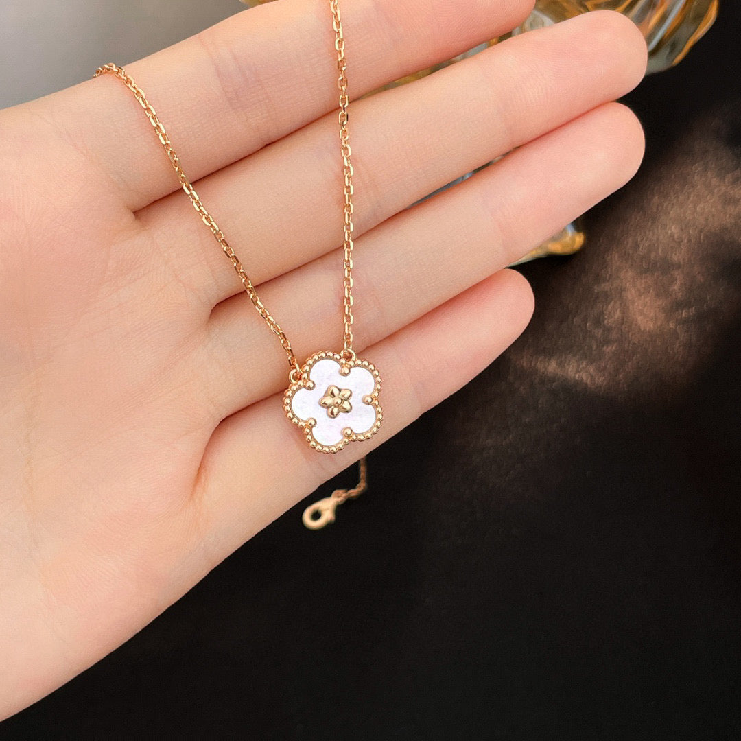 ¡®Loco¡¯LUCKY  WHITE MOP  PLUM BLOSSOM NECKLACE