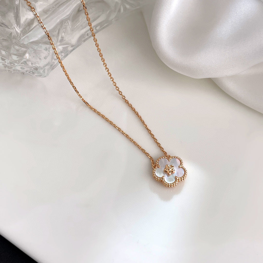 ¡®Loco¡¯LUCKY  WHITE MOP  PLUM BLOSSOM NECKLACE