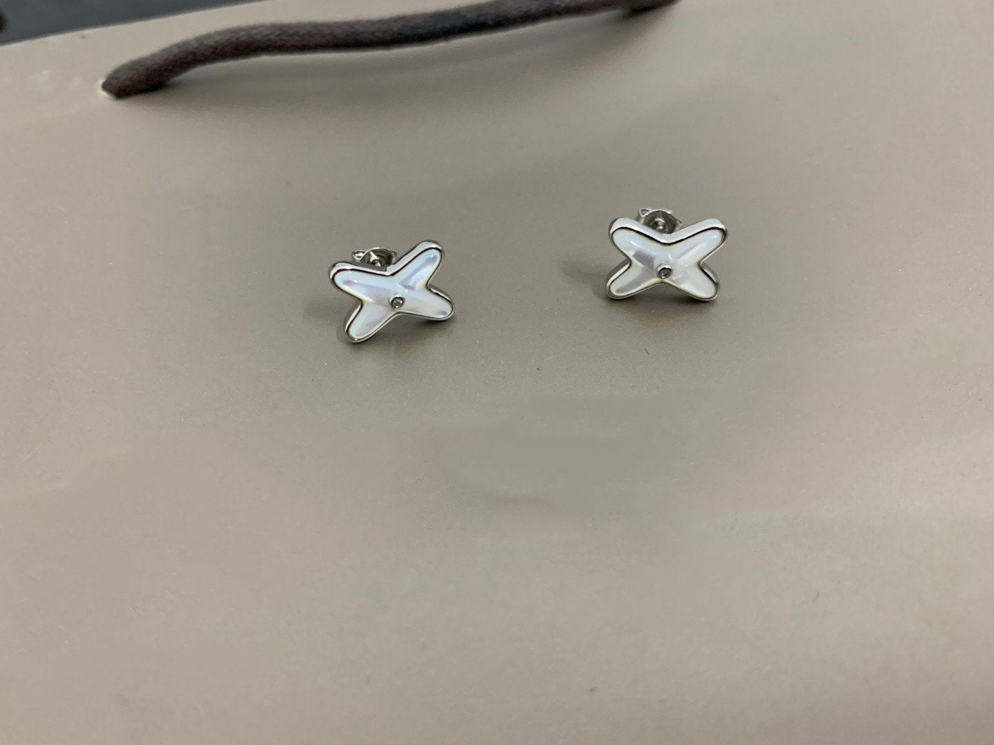 ¡®Loco¡¯JEUX DE WHITE MOP SILVER DIAMOND EARRINGS