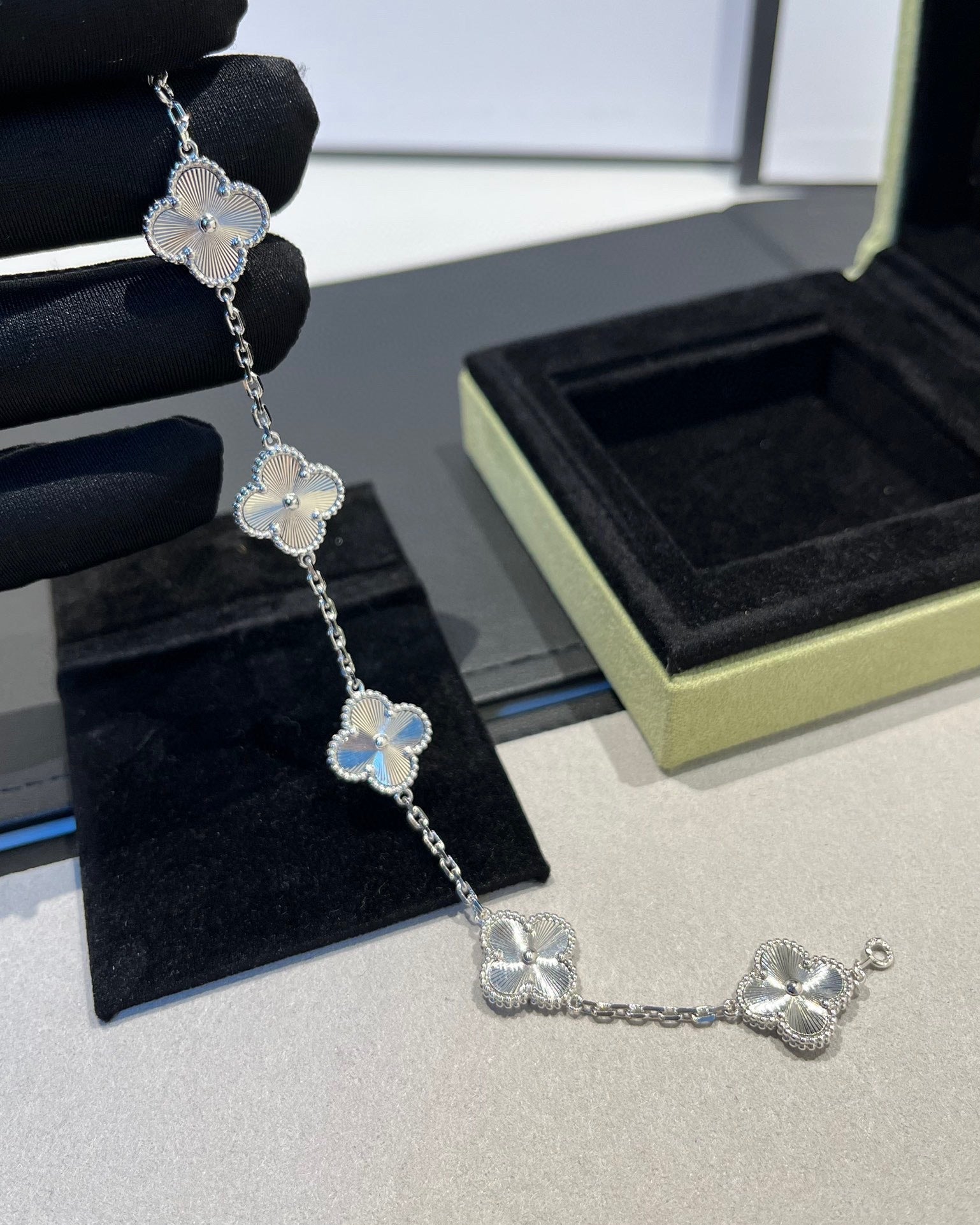 [Loco]New  CLOVER 5 MOTIF LASER BRACELET COLLECTION
